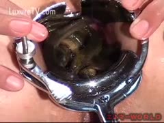 Using a speculum, the ass was opened to urinate.